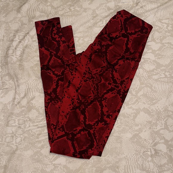 EUC Lululemon Size 6 Snakeskin Legging - Picture 4 of 4